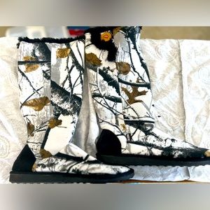 Never worn Muk Luk boots.